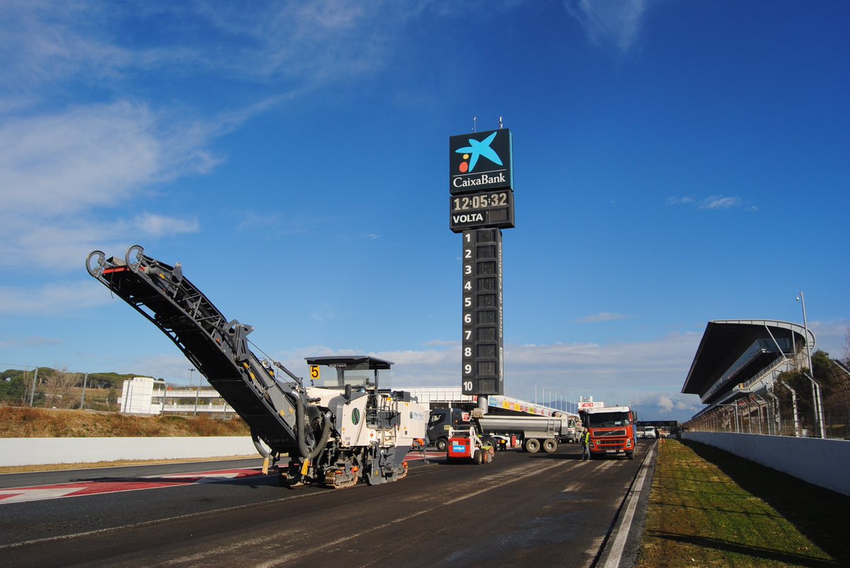 movistar_motogp's tweet photo. En el @Circuitcat_es  ya se han puesto manos a la obra. Se mantiene el trazado original de la  curva 12 pero con más medidas de seguridad gracias a la ampliación de  la escapatoria. Se está reasfaltando toda la pista. https://t.co/DEtpCpGtpu