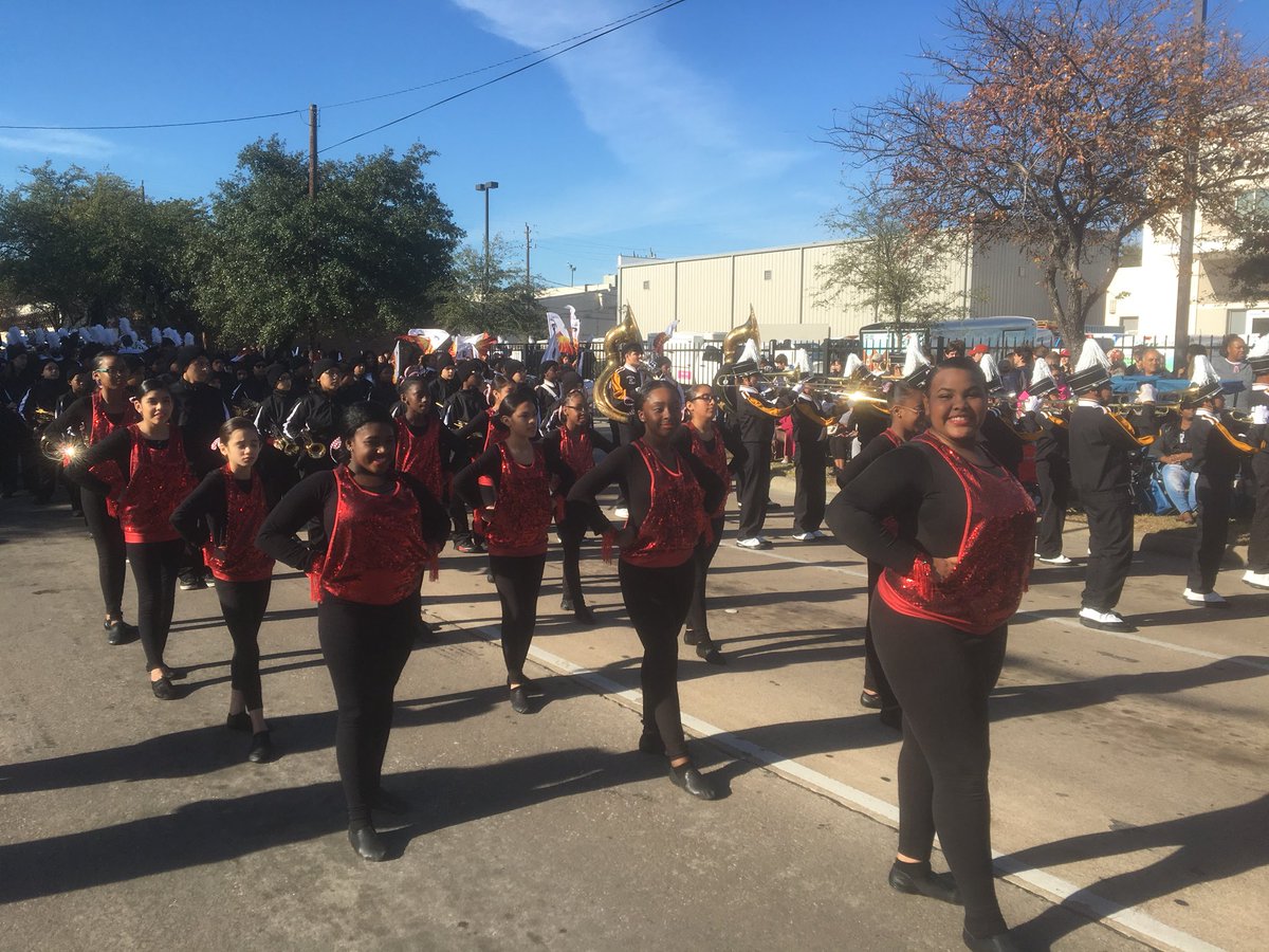 LawsonMS_HISD's tweet photo. Beautiful day for a parade to honor Dr King! Great job to all students @LawsonMS_HISD 
“If you can't fly then run, if you can't run then walk, if you can't walk then crawl, but whatever you do you have to keep moving forward.” -Dr Martin Luther King Jr. https://t.co/WwHl6Eouth