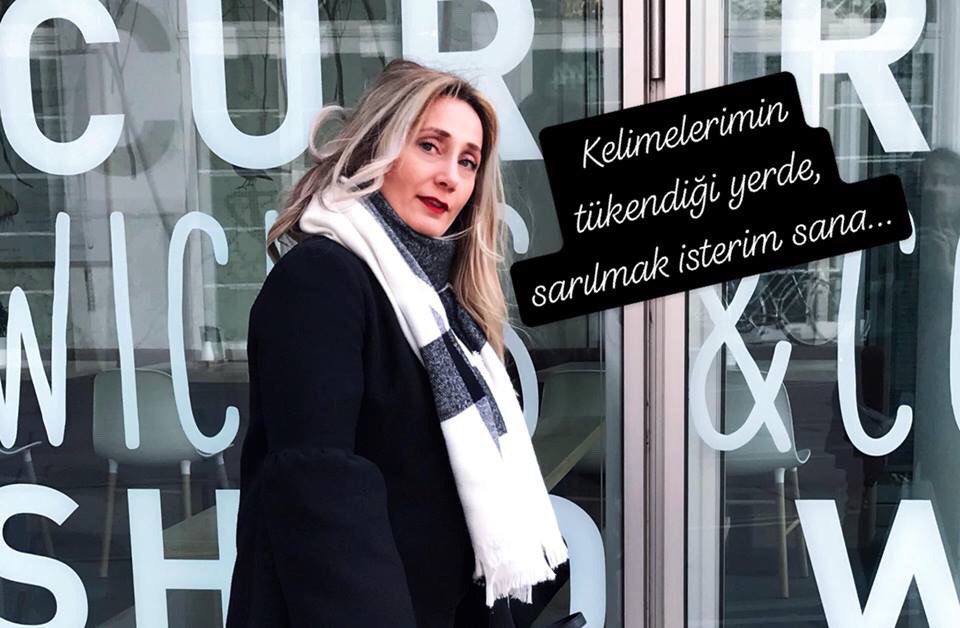 zeichenlust's tweet photo. Kelimelerimin tükendiği yerde, sarılmak isterim sana... Sevgimle #AyferÖztürk #creativedirector #artdirector #eventstyler #designerlifestyle #lifestyle #beautiful #beauty #blackandwhite #redlips #blonde #sarışın #photowalk #zeichenlust #designbüro #bilingual https://t.co/tf8SXbIr39