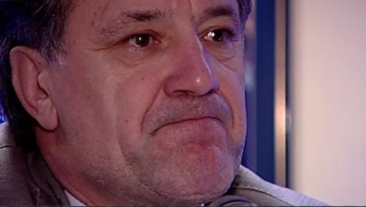 Kad joj upoznaš roditelje i njezina mater ti kaže "Znači ti si taj koji ju svaku večer dovozi u bijelom Mercedesu kući." A ti voziš biciklo.