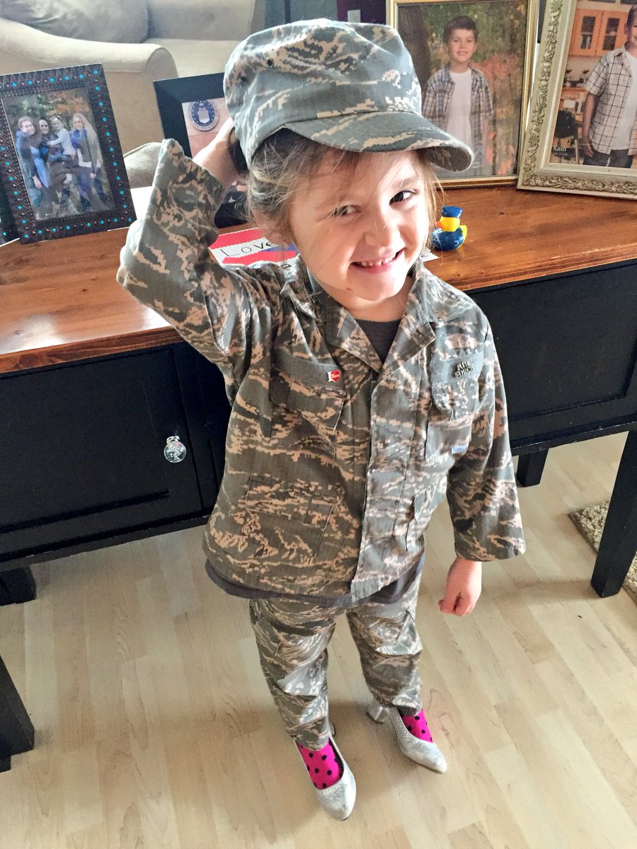 kyrra_19's tweet photo. My mom sent me these pics this morning saying that Kinzie did her own bun today...can we plz just take a moment 😍 https://t.co/obcu9mPC7C