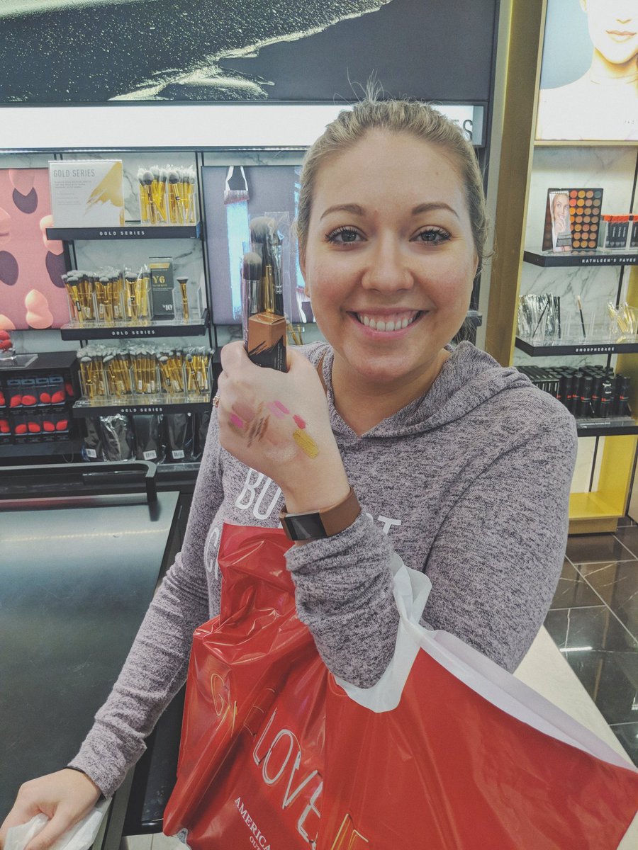 StefanieFluin's tweet image. #swatches #swatching = happy girl 😋

@morphebrushes in @westfieldvf #MakeupAddict