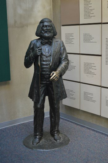 FredDouglassNPS's tweet photo. #FrederickDouglass fought for integration, voting rights, &amp; equal rights in his time. His work inspired young Martin Luther King #MLK as a budding activist. The @NatlParkService honors both of these heroes of American democracy: @FredDouglassNPS @NationalMallNPS @MLKJrNHSNPS https://t.co/tVUcjOJHqv