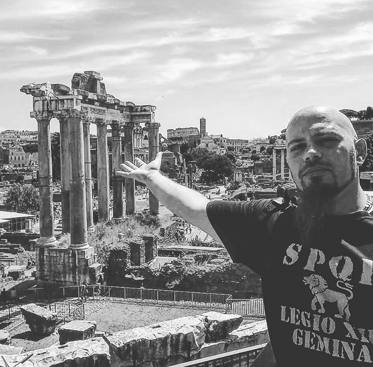 Notre guitariste Fabio dans les ruines de la Rome antique ! 
#deos #romanmetal #rome #legion