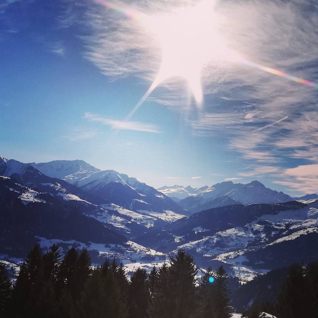 m_endress's tweet photo. #LAAXOpen Day1. Die besondere #MondayMotivation #snowboarding @snowparklaax https://t.co/G8m0cuU7j5