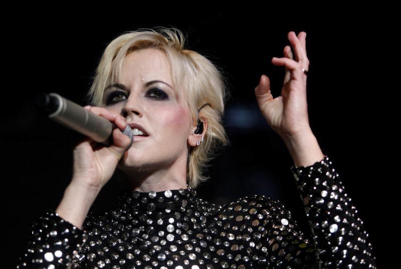 RadioPopCL's tweet photo. A los 46 años de edad muere la vocalista de The Cranberries #DoloresORiordan #TheCranberries https://t.co/RhXpWKPl2o https://t.co/SAEX4cmoHZ