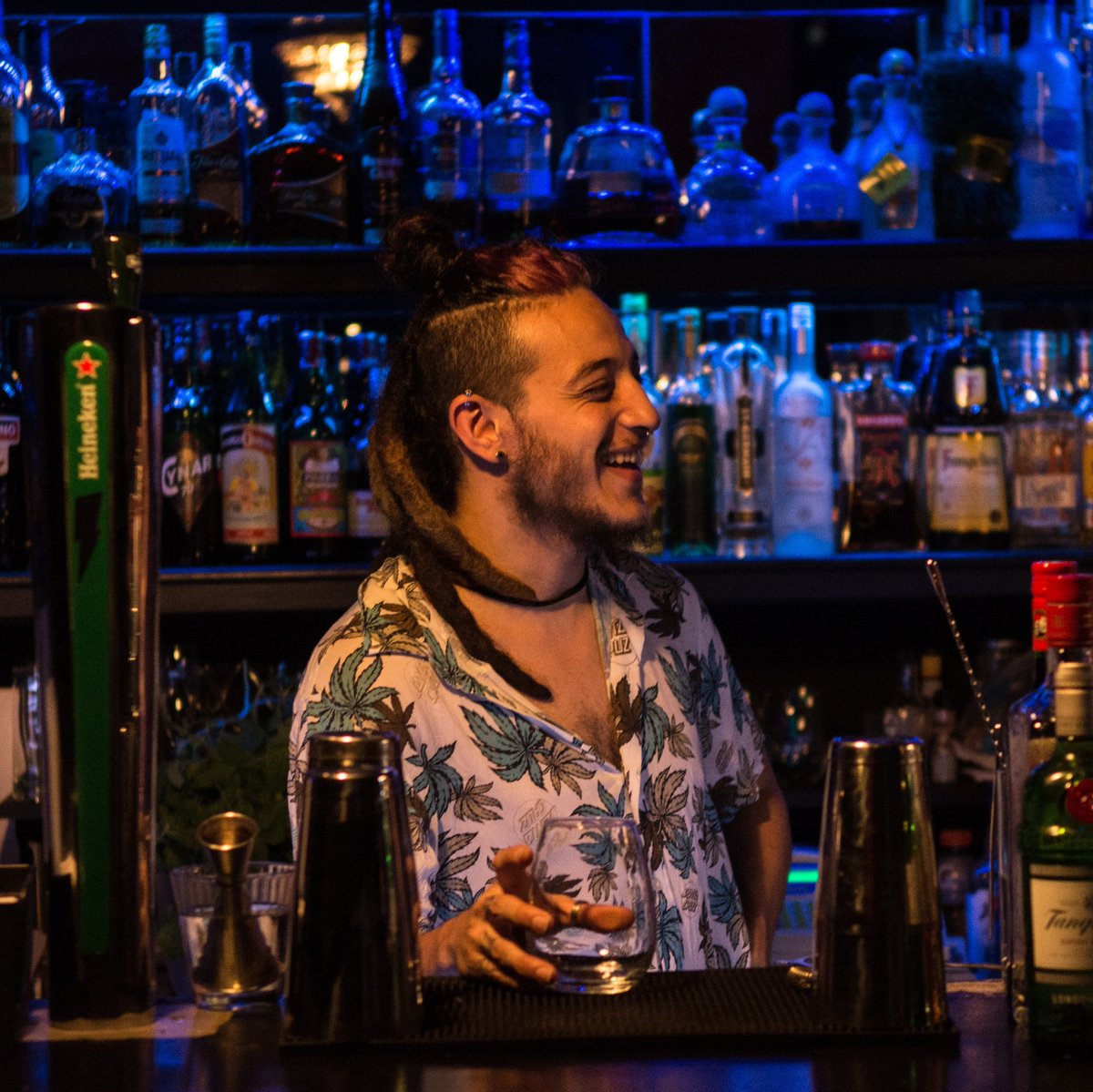 Nawhebarek's tweet photo. #BowieCantinaDeTragos #bowiestyle #bartender #cocteleriahonesta #thehunter #barek https://t.co/cn7yJjsV2O