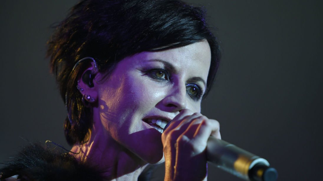 VSCLS's tweet photo. La cantante Dolores O'Riordan, líder de la banda The Cranberries, falleció hoy a los 46 años en Londres, anunció su agencia de publicidad en un comunicado .La nota explica que la artista ha muerto "súbitamente" en la capital del Reino Unido. https://t.co/DdHuuIjLb1