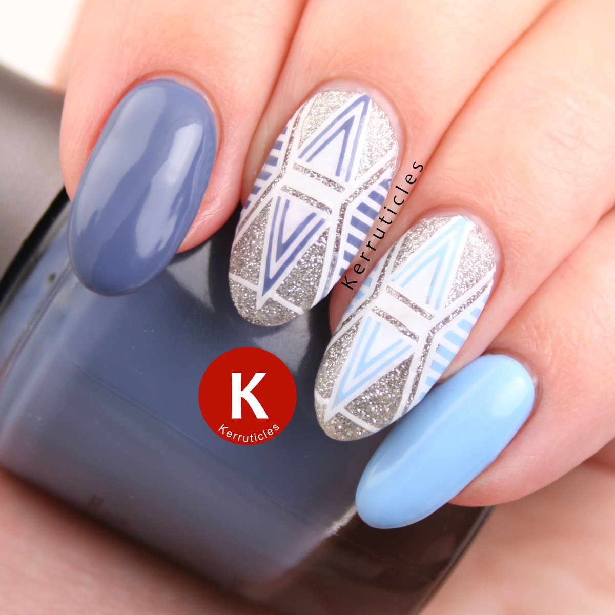 Kerruticles's tweet image. Blue geometric glitter nails  ckerr.net/2DAt2zP using @MTMorganTaylor @OPINAILSUK @W7makeup and stamping plate @bundlemonster BM-XL218 #bluenails #geometricnails