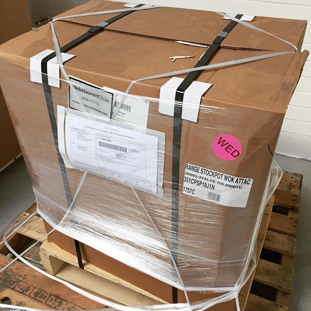 tinkerkitch's tweet photo. Just delivered! I know, it's just a box... but that label says "105,000BTU". This wok stove is going to be fun. 🔥🔥🔥 https://t.co/tmUuNSaFZQ https://t.co/FcZCwPo8fv