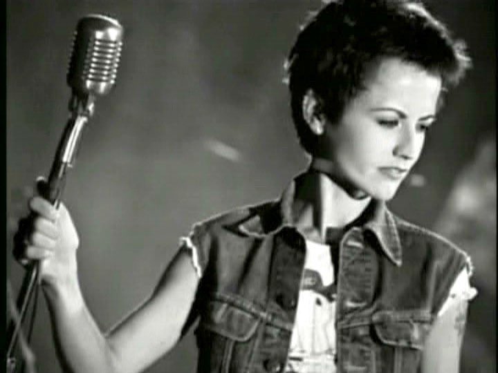 MARCOCARTA85's tweet photo. Quando ho conosciuto i Cranberries si sentiva di continuo una canzone dal ritornello opaco, lei ( @DolORiordan ) continuava a ripetere: Zombie Zombie Zombie.. Ho amato la sua voce e il suo modo.. Lei era una delle poche front che riusciva a stare un passo indietro. 
Ciao dolores. https://t.co/LNhcNck12X