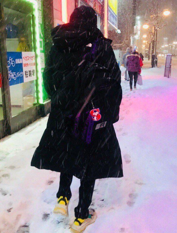 -wraps his arm around ur shoulder n keeps u close when it’s cold and snowy
-night walks looking at the pretty lights 
-gets too competitive at arcade games -WILL sulk for the rest of the night if he loses n pouts when u rub it in his face
-wins u rilakkumas at claw machines!