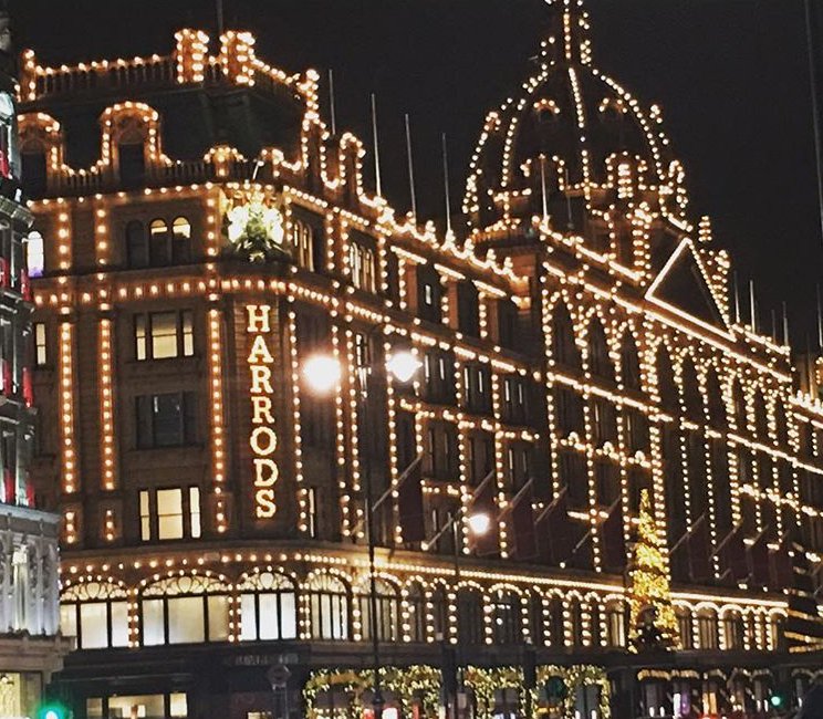WorldWalla_'s tweet photo. Harrods in Lights. #worldwallalondon https://t.co/fiaqgFdJud