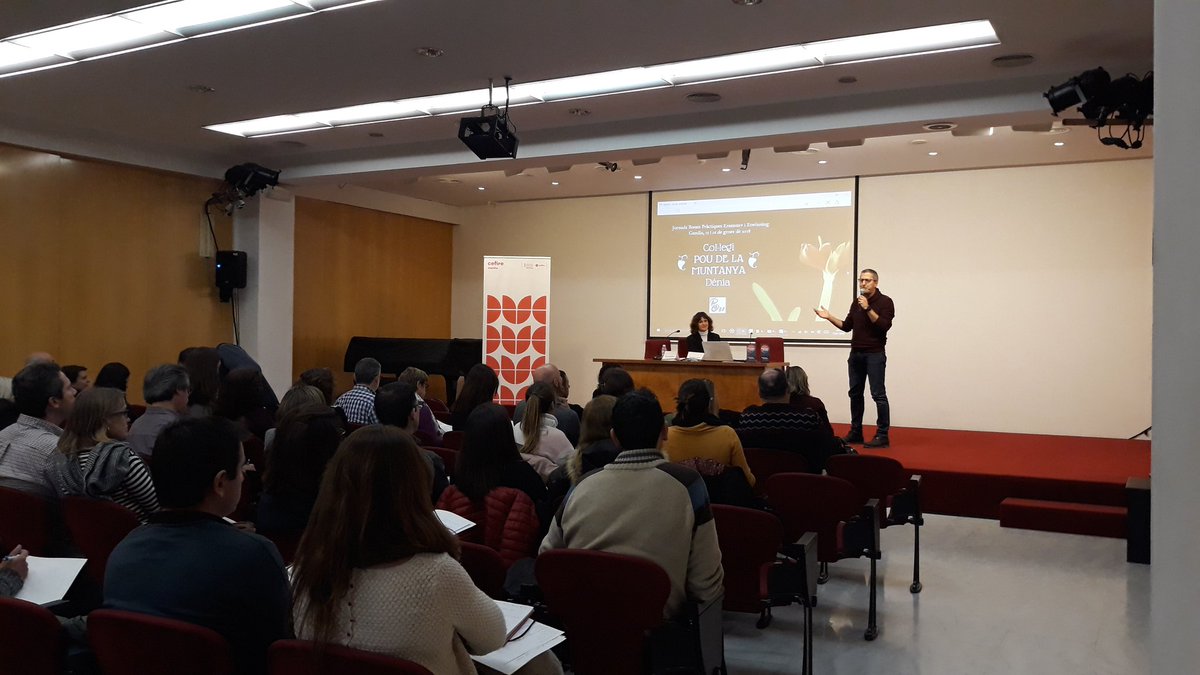 CEFIREambitCDD's tweet photo. Jornades Bones pràctiques #Erasmus+ i #eTwinning, #programeseuropeus, amb Blanca Rosell i Sergi Mallol, del CEIP Pou de la muntanya, Dénia. @CefireGandia @aj_gandia https://t.co/i1dax1EkJH