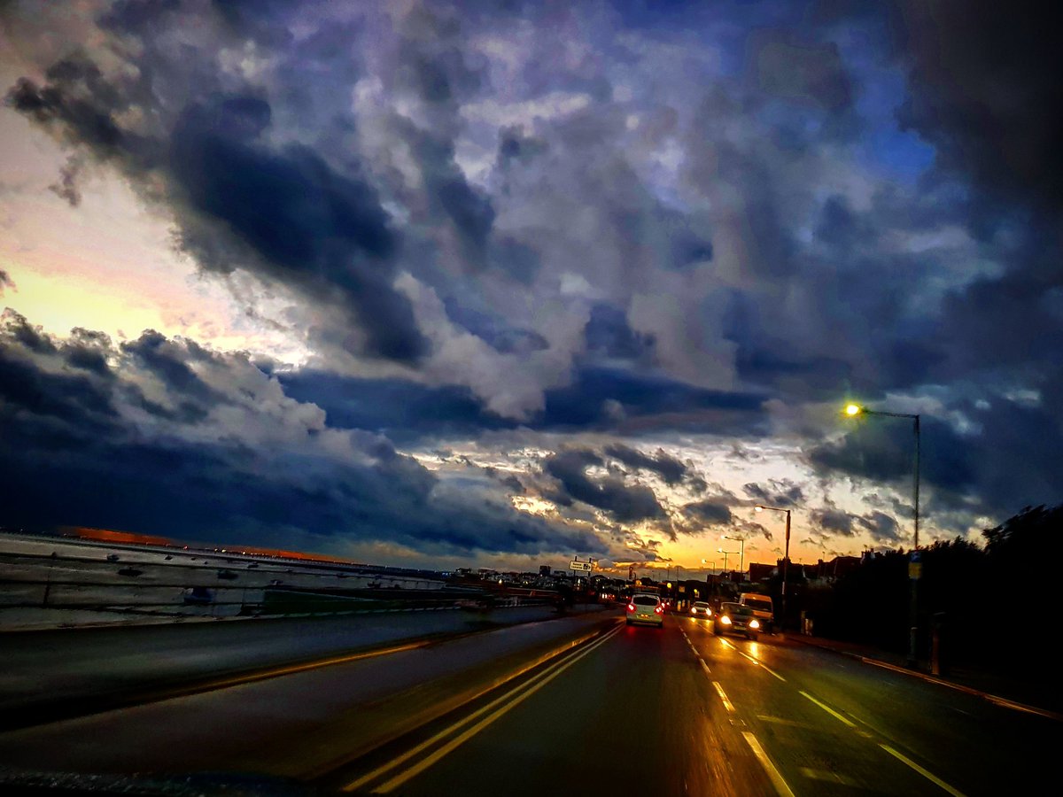 juniortdjj's tweet photo. Moody sky in the ends tonight..
#Southend #moodysky #cloudsonclouds #essex #weatherwatchers https://t.co/MSL8pBoK6t