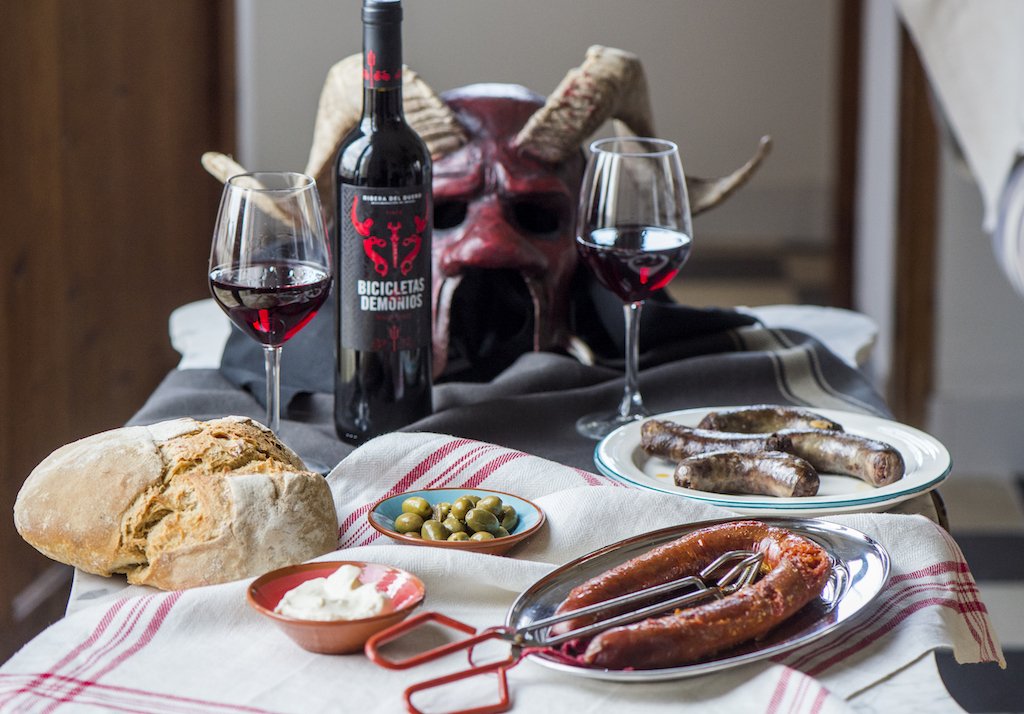 Sant Antoni i el dimoni
han fet un gran fogueró
per torrar-hi sobrassada
i qualque botifarró. 🔥