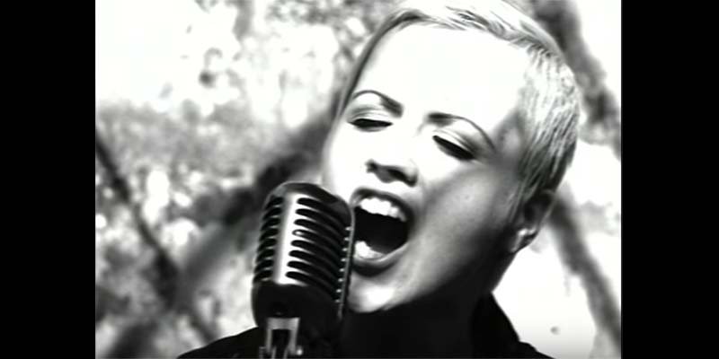 Zoomer_TV's tweet photo. Adesso il #BlueMonday può davvero iniziare! 😢 Se n'è andata #DoloresORiordan, splendida voce dei #Cranberries 🎤. 
Qui nel loro successo più importante: #Zombie (1994)

RIP Dolores

VIDEO ▶️ https://t.co/nL1l6nyxh1 https://t.co/FYhFcmLYz3