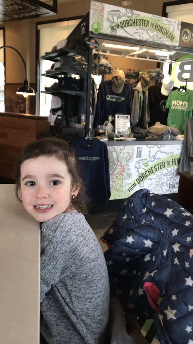 KellyAnne1019's tweet photo. Someone’s excited about her first #wahlburger but she’s expecting @DonnieWahlberg to come out and meet us #miniblockhead https://t.co/cVEmtD09Im