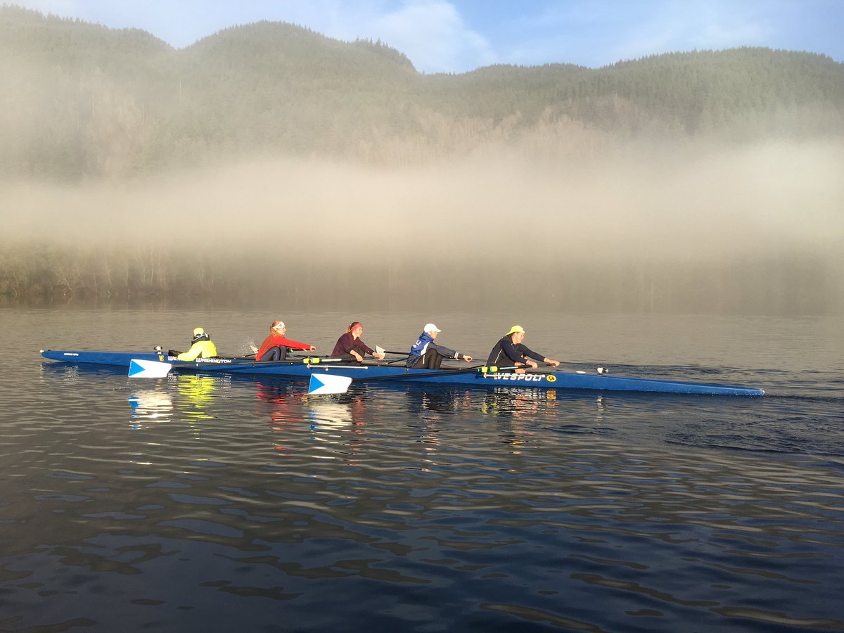 WWU_Rowing's tweet photo. Starting the week off the best way possible! #Rowviks #sunrise #flatwater #vespoli https://t.co/PWYuhaVWFk
