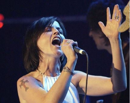 abcnews's tweet photo. Cranberries lead singer Dolores O'Riordan dies suddenly at 46 https://t.co/DnoXEpMcSK (Pic: AP) https://t.co/XoQnmTQTsG