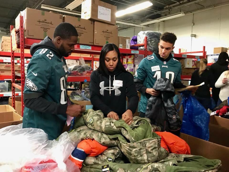 C2CPhiladelphia's tweet photo. Fresh off a big playoff victory, Philadelphia @Eagles players @TorreySmithWR, @MackHollins, @DonnieJones and Steven Means stopped by The Giving Factory to volunteer for #MLKDay!
#Philly #PHL https://t.co/Vxl3RasJOR