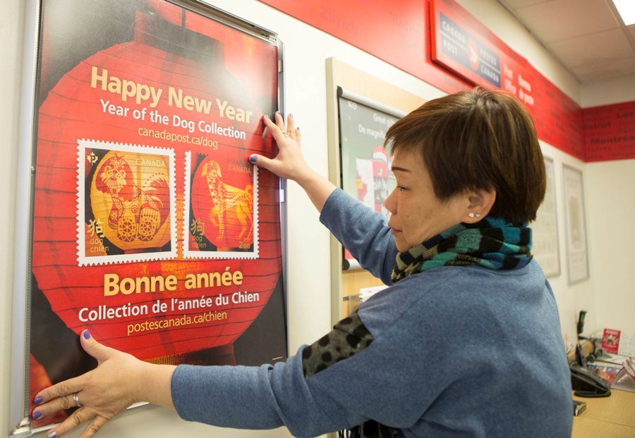 XHNews's tweet image. How are you planning to celebrate the upcoming Year of the Dog?
Canada Post issues the Year of the Dog stamps and collectibles to ring in the Chinese Lunar New Year xhne.ws/gWbDe
