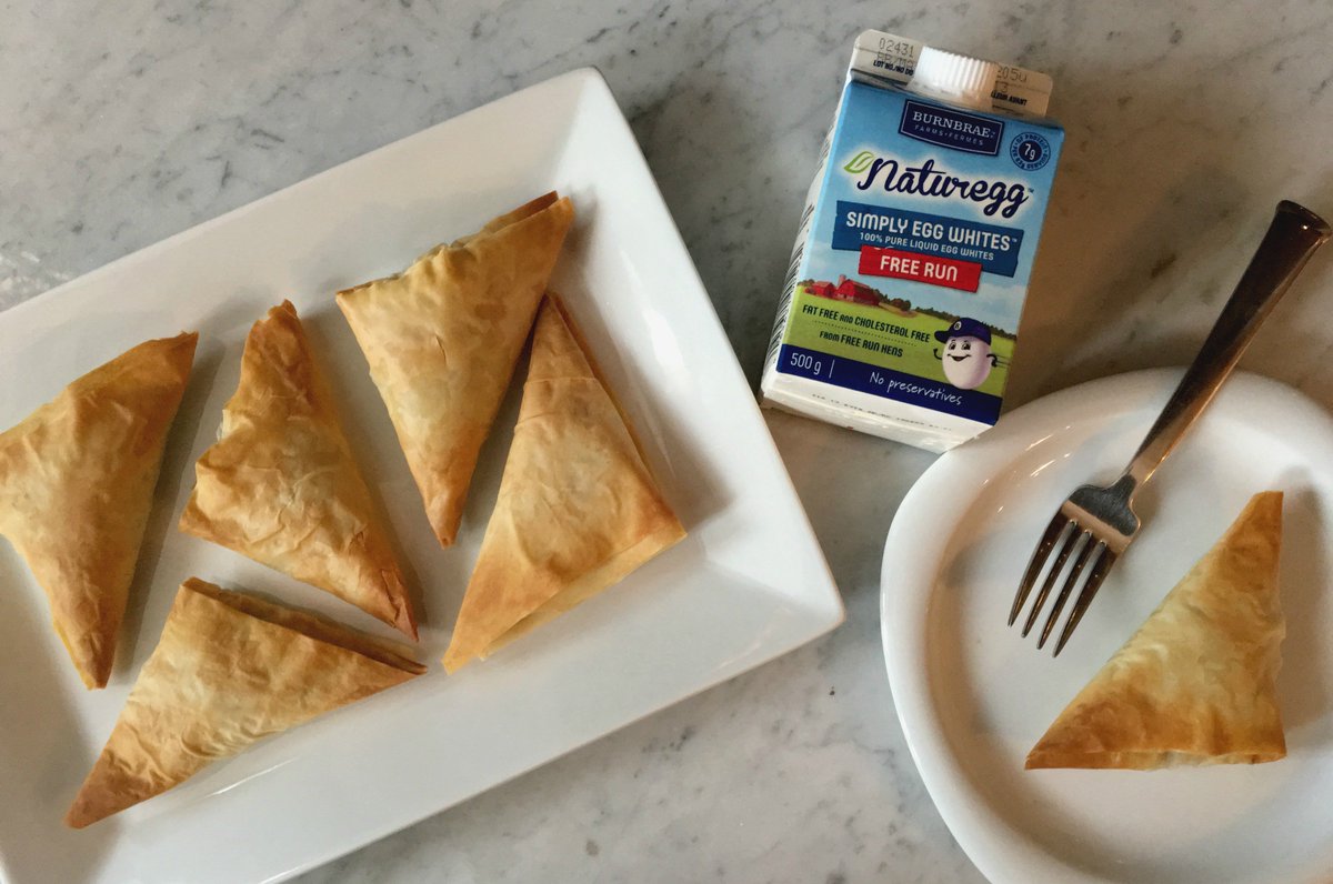 UrbaineCity's tweet image. Plus simples à faire qu'on le croit,  ces spanakopitas épinards, aneth et blancs d'oeufs Naturoeuf de @BurnbraeFarms  sont un vrai régal, en plus d'être santé! 
La recette --&amp;gt; bit.ly/2rbVu8i
#simpleResolutions #publicite #spanakopitas #burnbraefarms