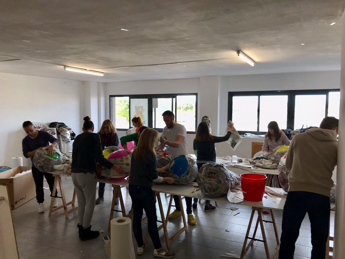 🐔🔥Día de diversión, ilusión y compañerismo ayer en nuestro casal haciendo los disfraces para la cabalgata🐔🔥