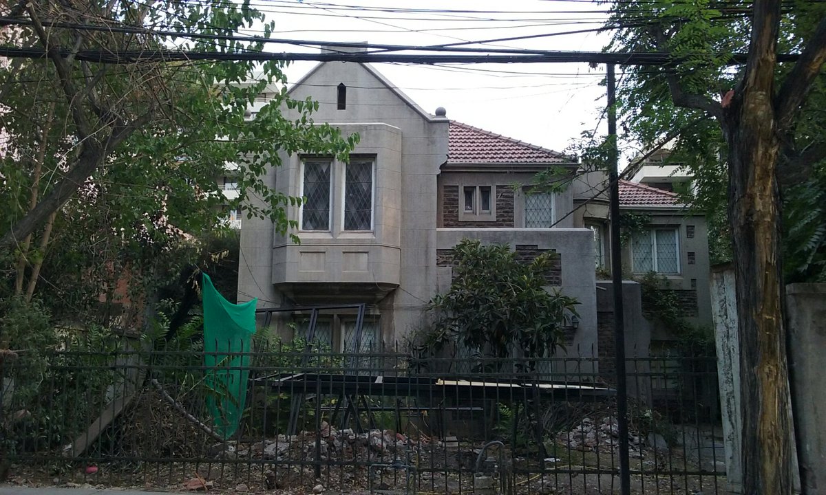 Un dia negro para el vecindario: una de las más bellas casas de la cuadra cae bajo la picota y sabemos que nada bello ni bien hecho la reemplazará! Qué pena por futuras generaciones.