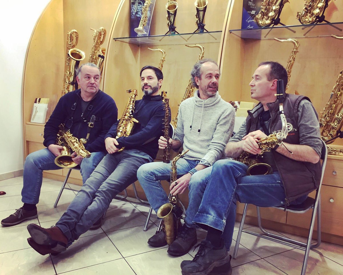 On vous prépare des surprises... donc oui, on prend un air studieux ! 🤓 🎬 🎷