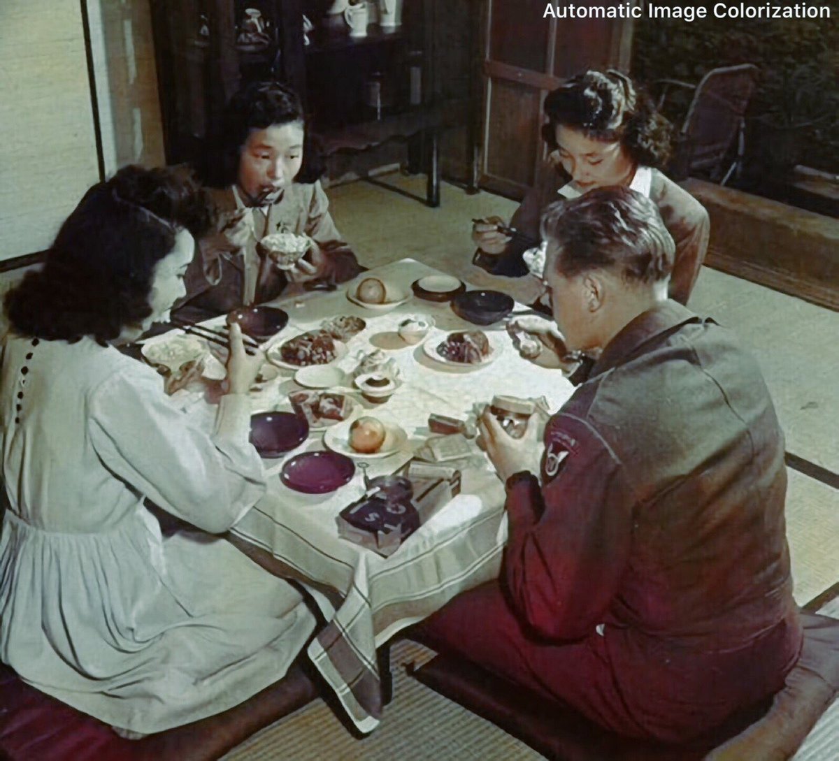 Twitter पर 渡邉英徳 戦後一年目 1946年 交際する日本人女性の家で食事をともにするアメリカ兵 当時 進駐軍兵士と日本人の交際は禁じられていた ニューラルネットワークによる自動色付け Twitter पर 渡邉英徳 戦後一年目 1946年 交際する日本人女性の家で食事をともにするアメリカ兵 当時 進駐軍兵士と日本人の交際は禁じられていた ニューラルネットワークによる自動色付け