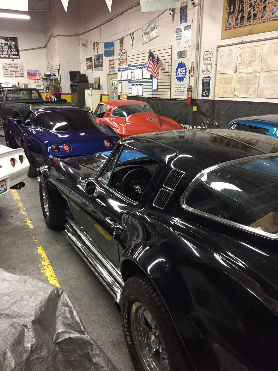 VetteExpress's tweet photo. Happy #Monday from your friendly neighborhood #corvettepeople #CorvetteExpress #CorvetteLife #c2 #c3 #stingray https://t.co/EzFqnAv6OW
