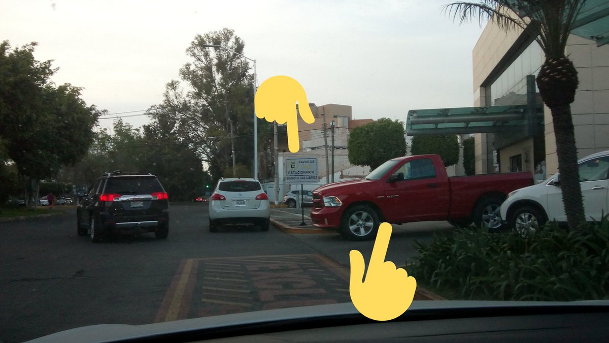 PoderAG_Jal's tweet image. @hossanjaviergdl tiene letrero de banquetas libres y su valet parking tapan el tránsito peatonal. #NoMamar
@MarcoValerioGDL
A esto nos referimos con la regularización de los valet.
Mira @arnemx no han cambiado 😀😀
@GdlMovilidad
@ValeriaHuerfano
@Bernardosame