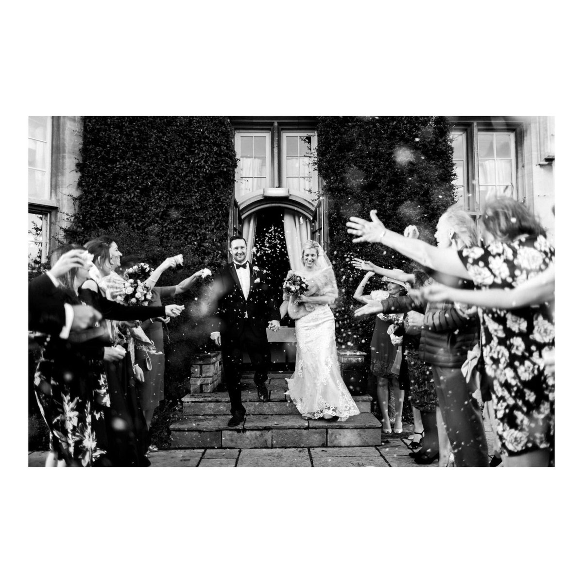 Confetti at the ready! 👌🏻

#mastinlabs #eveshamwedding #worcestershirewedding photographer #wedding