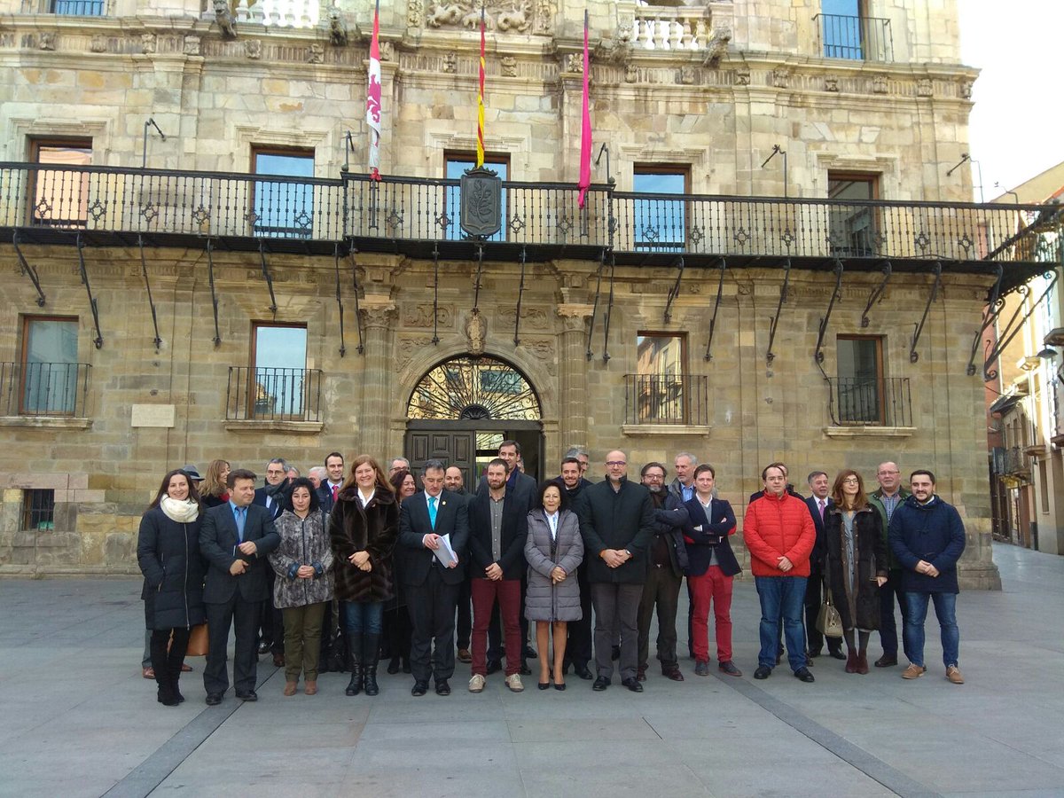 Presentado el Foro de Empresa de la <a href="/amcsantiago_/">AMCSANTIAGO</a> como ejemplo de la colaboración público-privada para el desarrollo de proyectos en el #CaminoDeSantiago <a href="/AlkateAlcalde/">Alkatetza-Alcaldía.</a> <a href="/LeonAyto/">Ayuntamiento de León</a> <a href="/carriondlc/">CarriondelosCondes</a> @ArsenioGarciaF <a href="/pamplona/">pamplona</a> <a href="/AytoSDC/">Sto. Domingo Calzada</a> <a href="/AytoJaca/">Ayuntamiento de Jaca</a> <a href="/AytoLogrono/">Ayuntamiento Logroño</a> <a href="/AytoPonferrada/">Ayto. de Ponferrada</a> <a href="/PazodeRaxoi/">Concello de Santiago</a>