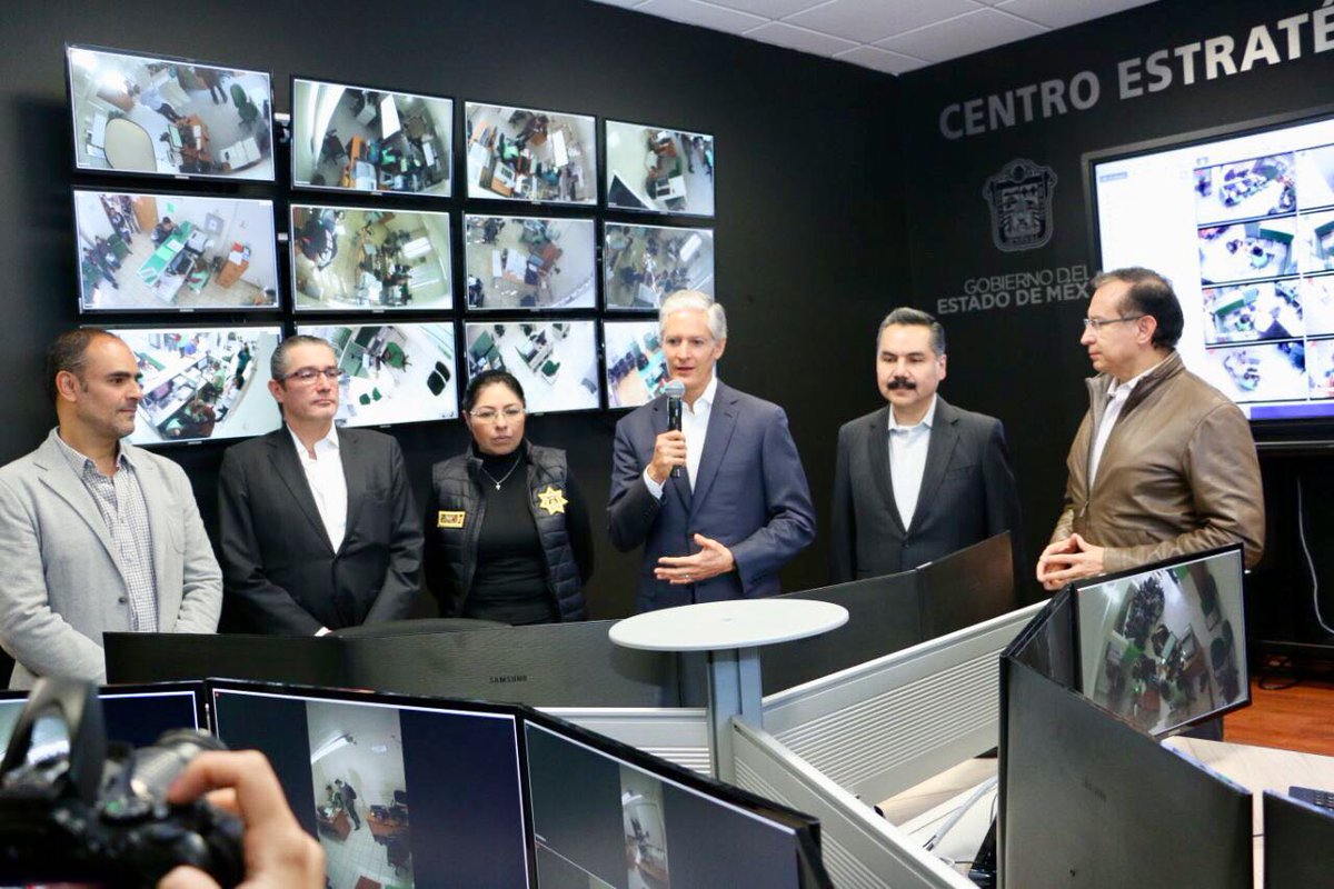 RaymundoMC's tweet photo. Nuestro compromiso es mejorar la calidad de vida de los #mexiquenses, hoy el Gobernador de #Edoméx @AlfredoDelMazo inauguró el #CentroEstratégicoDeMonitoreo ¡Digamos sí a la #Transparencia!  #DecisionesFirmesResultadosFuertes https://t.co/n0wAi3HvOb