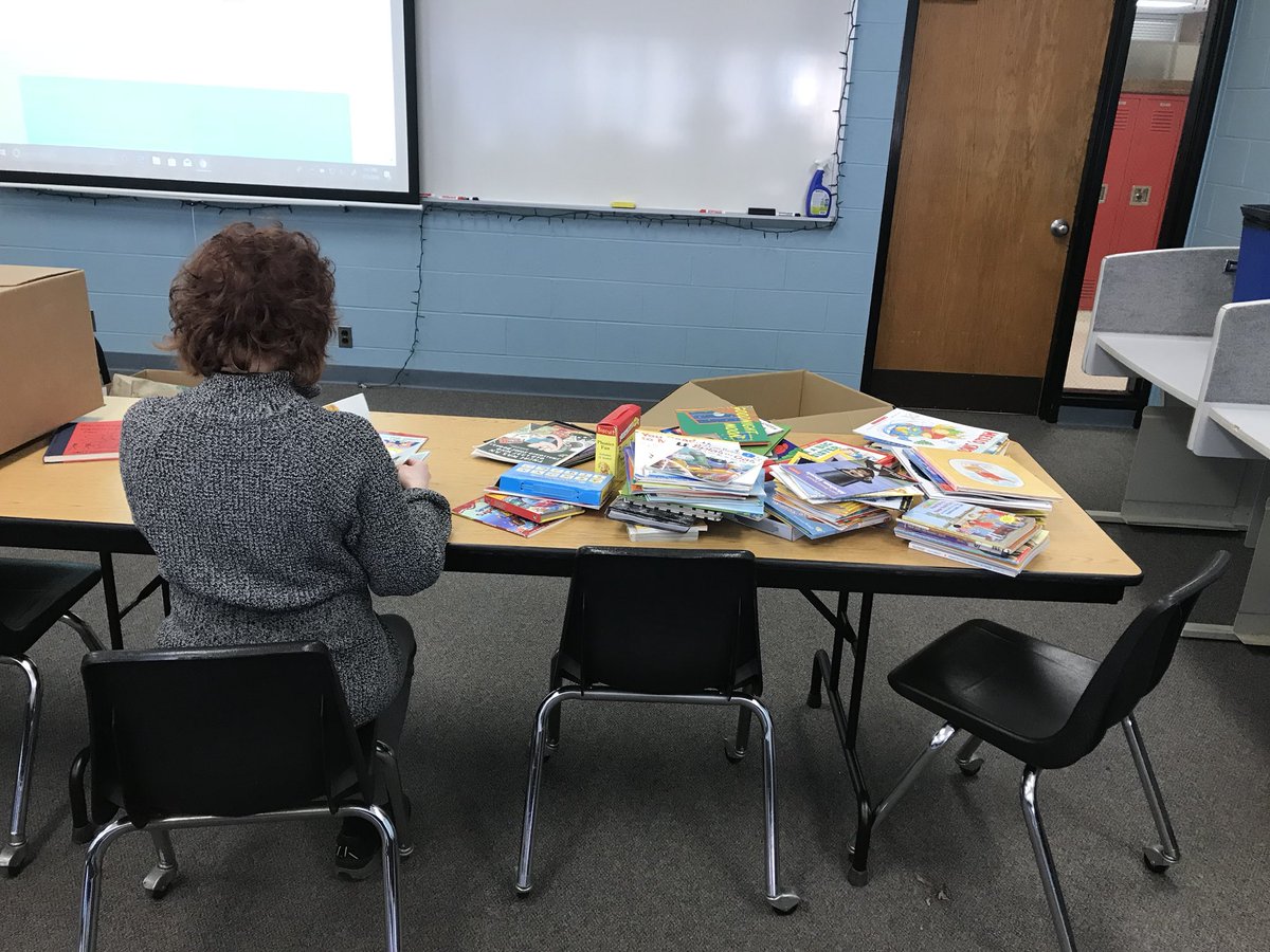librauno's tweet photo. In service of #MLK day we collected and sorted children’s books for donating to @BridgeofBooks #quadcares @juliegoldberg @curric4thequad @ileana_sing https://t.co/5WLpYwSHo4