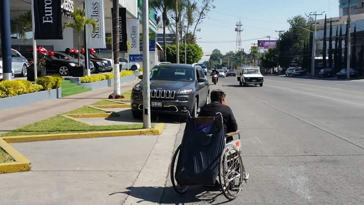 PoderAG_Jal's tweet image. Mira @GdlMovilidad @GuadalajaraGob nos mandan está foto de #Nipojal
@MovilidadJal
@AGUSMARTE
"Persona en silla de ruedas tiene que bajarse a esperar el camión porque una camioneta mal estacionada tapa la vista. Placas JPA 32-37"
Queremos la banqueta de regreso.