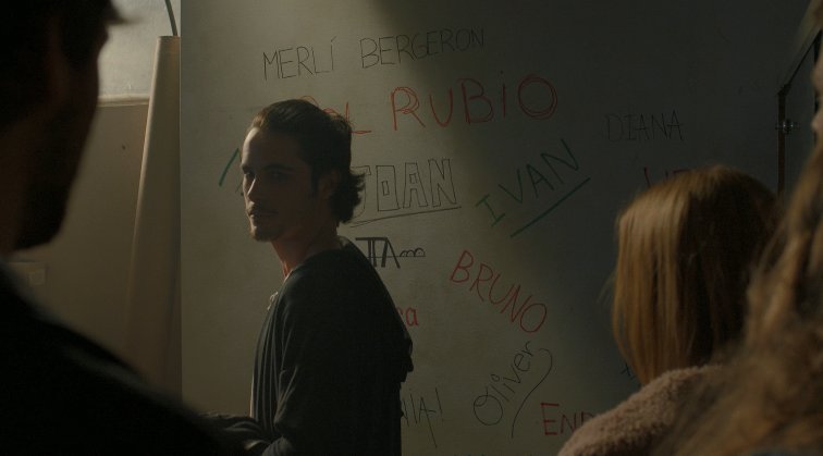 MerliTV3's tweet photo. Els noms dels peripatètics segueixen gravats a la paret del magatzem! Però hi falta un nom molt important... 😉 #FinalMerlíTV3 @davidsolans96 https://t.co/dDb9crvkUf