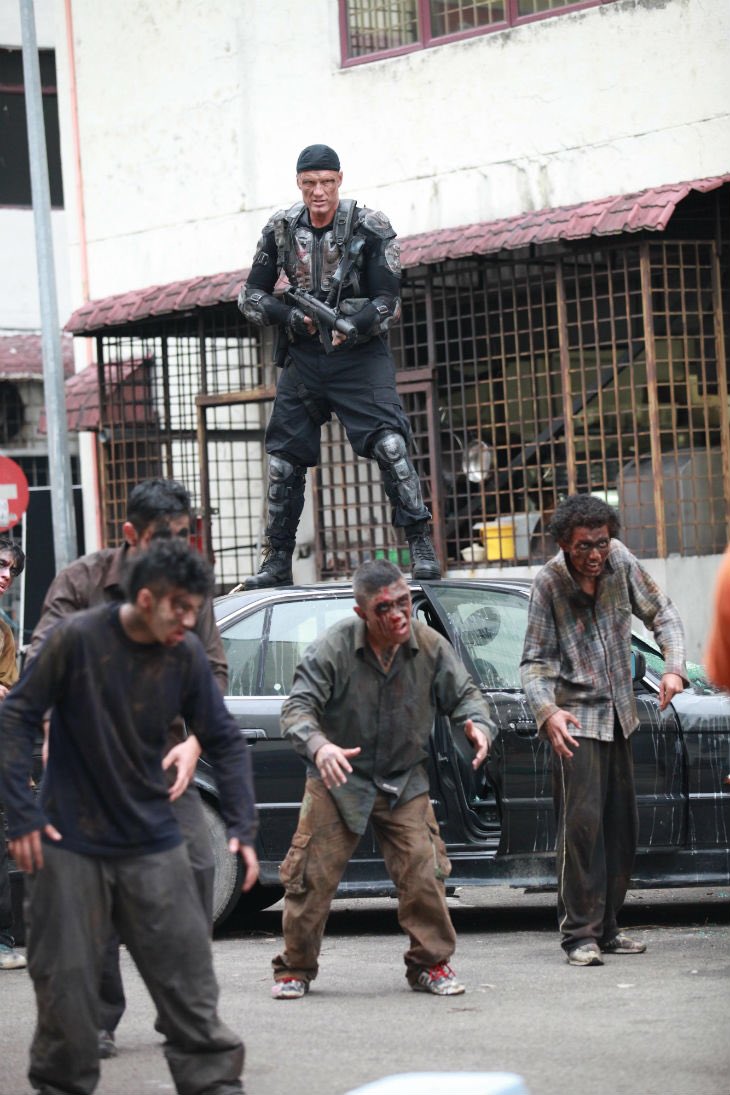 Фильм про зомби с дольфом лундгреном. Фильм ужасов битва проклятых. Битва проклятых афиша 2013. Битва проклятых. Джен санг отербридж.