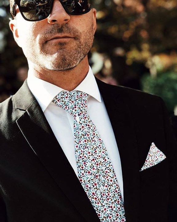 EresPioCCa's tweet photo. Así luce de elegante nuestro amigo @pepepassion con pañuelo y corbata de @erespiocca 😍 (Disponible pajarita del mismo estampado) #corbata #piocca #marca #moda #almeria #bodas #invitadosperfectos https://t.co/meQt4OQCwW https://t.co/hMwvaHfdzZ