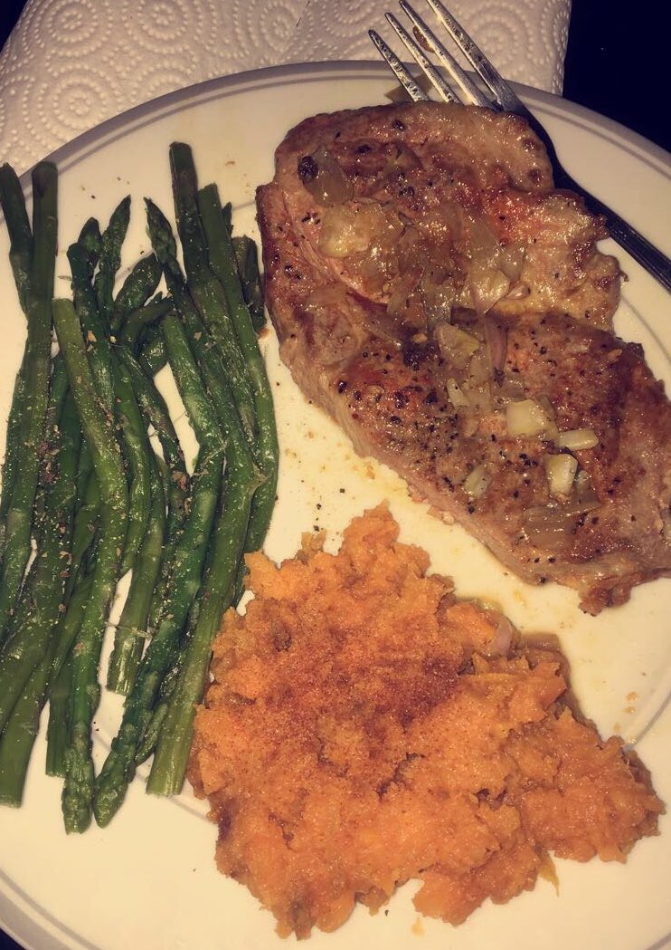 Pitt_FUEL's tweet photo. π Raise the roof for LJ from @Pitt_WRES for cooking this balanced meal of seasoned pork, mashed sweet potatoes with cinnamon, and asparagus! Food is FUEL! β½οΈ #H2P #FuelingVictory #CookLikeAChamp π¨βπ³ https://t.co/nv4SDcZRG3