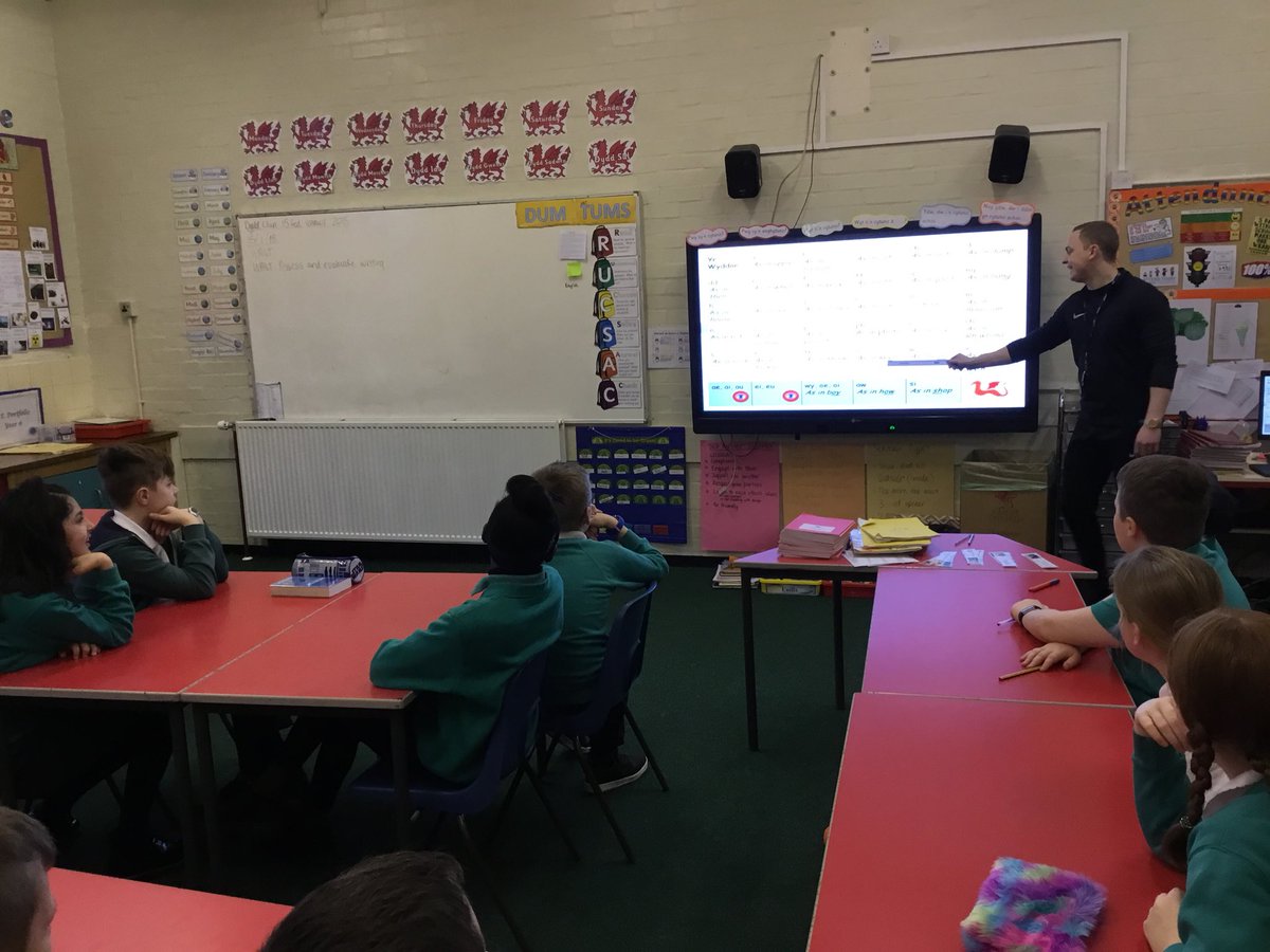 Springwood_Prm's tweet photo. Ks2 have kicked off Welsh Reading week in style! #springwelsh #cymreig #darllen https://t.co/OQGJSToco4