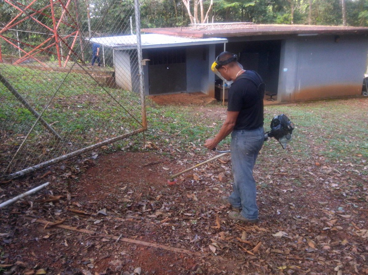policiadepanama's tweet photo. Para seguir brindándote una rápida respuesta, unidades de la Policía Nacional, de servicio en el Taller de Radio y Telecomunicaciones de la Dirección Nacional de Telemática #DINTE, realizan trabajos de enlace y mantenimiento en Cerro Azul. https://t.co/tsfa9Tr2dx