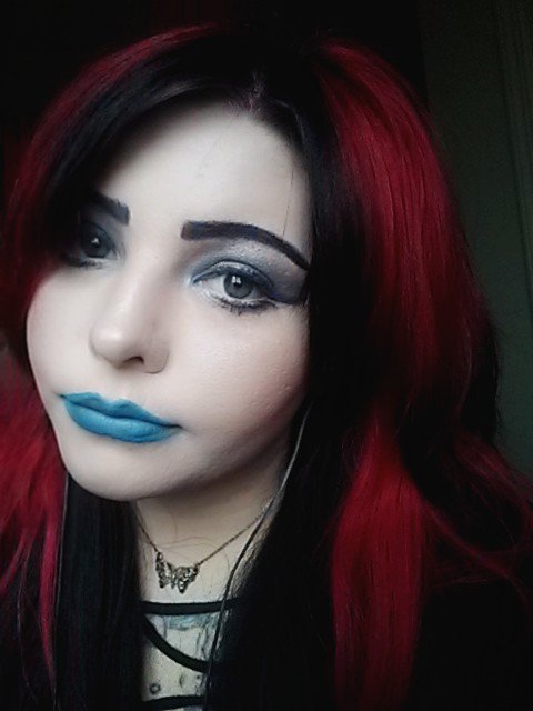 graciebrezze's tweet photo. Decide do blue and black normal makeupstyle today 😶😅 #normalmonday https://t.co/klwUnwe2pU