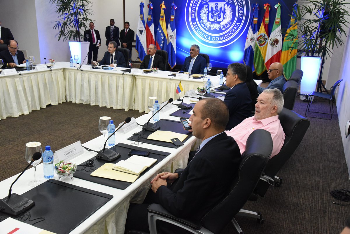 Cancilleria_ve's tweet photo. Pdte. @NicolasMaduro rechaza sabotaje de la oposicón venezolana en la mesa de diálogo por la paz, realizada en República Dominicana, al seguir órdenes desde Washington, Bogotá y Madrid. #MensajeAnualANC2018 https://t.co/Gta5OefXem