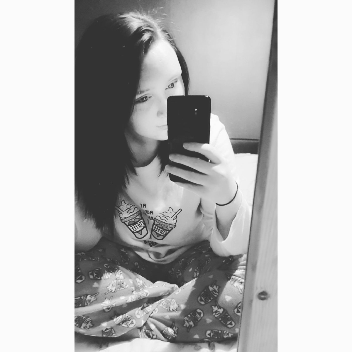 shannonbelshaw's tweet photo. Yesterday... Love days like this😍😴 #sunday #LazySunday #pyjamas #nomakeup #notgoinganywhere #SundaySelfie https://t.co/qPv9TYRzXT