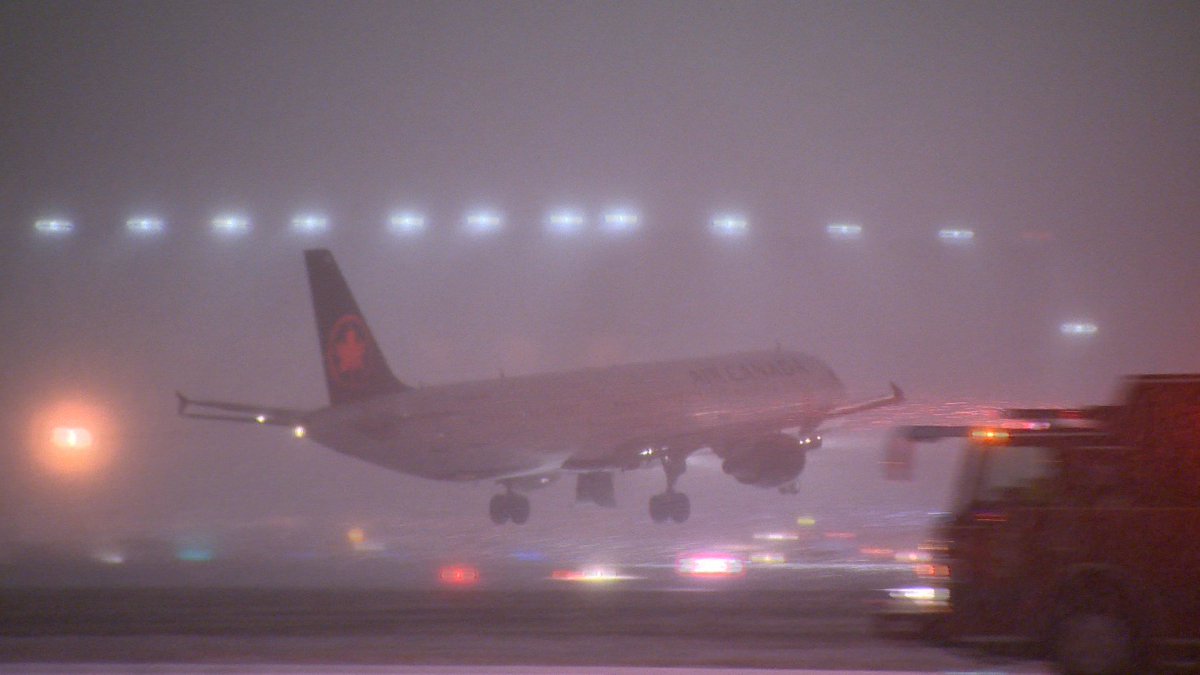 JeremyCohnTV's tweet photo. .@AirCanada #AC119 just landed safely @TorontoPearson after returning due to a partial hydraulic failure. Emergency crews on scene. Flight was en route to Vancouver, turned around and burned fuel over Simcoe County to reduce weight. https://t.co/RfpuwX9uNm