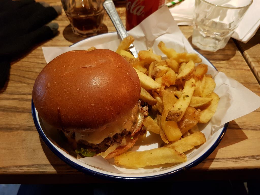 dboldini's tweet photo. @quiz_viajero Las hamburguesas de @honestburgers son buenísimas! Los locales tienen mucha onda! #TipsLondres https://t.co/mcNS5ZQteo