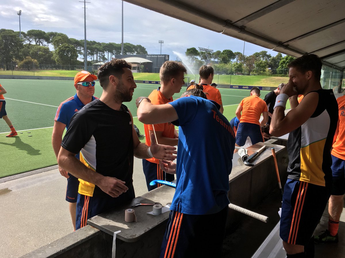 Ook tegenstanders worden gewoon getapet door Jer, fysio van <a href="/oranjehockey/">OranjeHockey 🇳🇱</a>. Doen we niet moeilijk over. <a href="/kellermanbjorn/">Bjorn Kellerman</a> <a href="/valentinverga/">Valentin Verga</a>